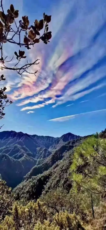 天空出现彩色的云是怎么回事,为啥有时候能看到天上有彩色的云图3