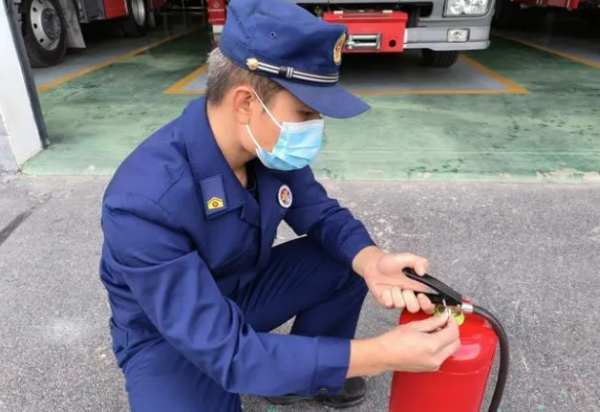 灭火器的操作使用步骤,消防灭火器的使用方法及注意事项图2