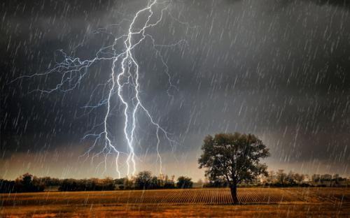 雷雨时远离高压线多少米是安全距离,在雷雨天气远离高压电杆至少多少米图3