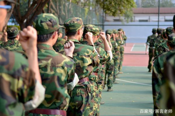 如何顺利度过大学新生军训,大学生兼职的注意事项有哪些图1