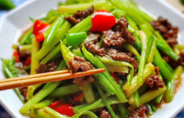 芹菜炒牛肉 芹菜炒牛肉做法,芹菜炒牛肉的做法 最正宗的做法