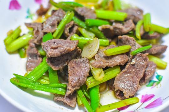 芹菜炒牛肉 芹菜炒牛肉做法,芹菜炒牛肉的做法 最正宗的做法图2