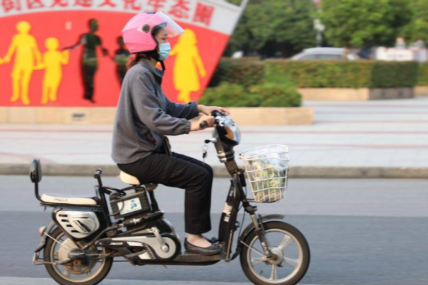 电瓶车一直在滴滴的响是什么情况,雅迪电动车滴滴滴响怎么回事图1