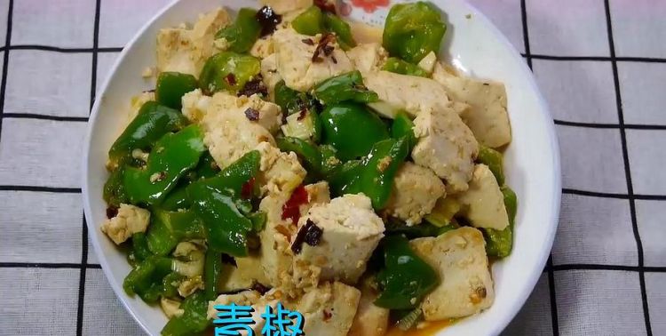 豆腐炒辣椒怎么做,青椒炒豆腐的做法图2