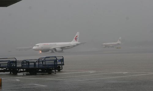 暴雨会影响航班起飞,下大暴雨飞机还可以正常起飞图1