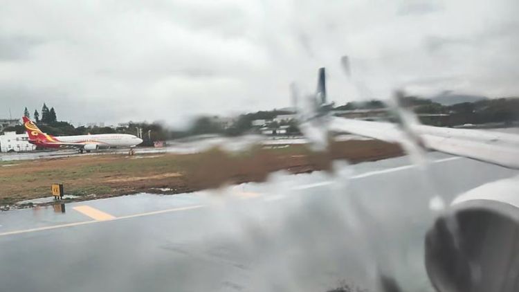 雨天飞机可以飞,下雨飞机能正常起飞降落图1