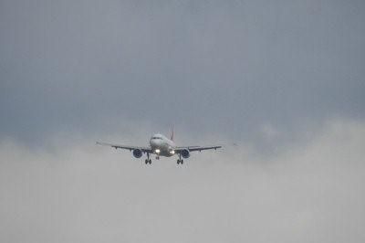 大雨飞机到正常起飞降落,暴雨天气飞机能正常降落图2