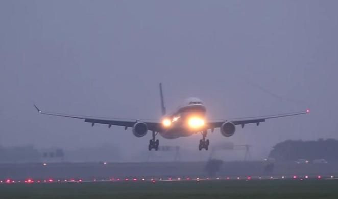 大雨飞机到正常起飞降落,暴雨天气飞机能正常降落图4