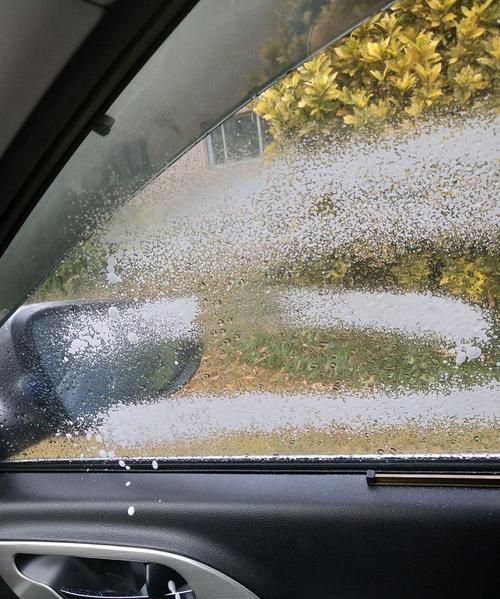 夏天下雨天玻璃起雾应该怎么操作,下雨天玻璃起雾怎么办图1