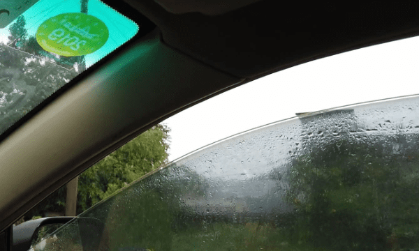 夏天下雨汽车玻璃里面起雾怎么办,夏天下雨天车内起雾怎么快速去除