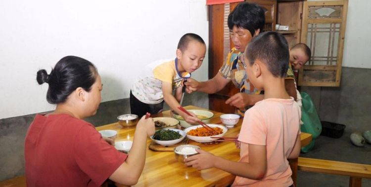 站着吃饭对身体有害,站不住就想坐着蹲着图6