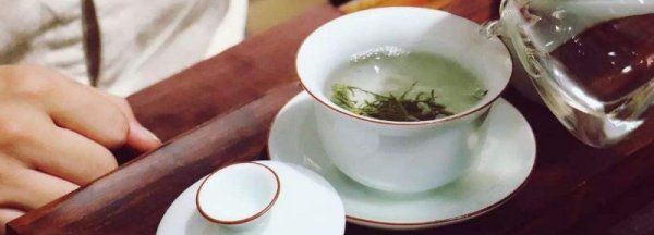 冷水泡茶和热水泡茶的区别,冷水泡茶和热水泡茶茶叶的颜色区别图1