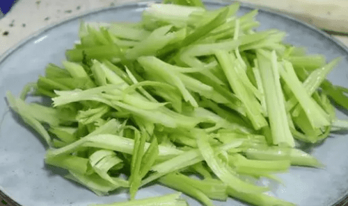 芹菜炒牛肉怎么炒,芹菜牛肉怎么炒好吃家常做法图3