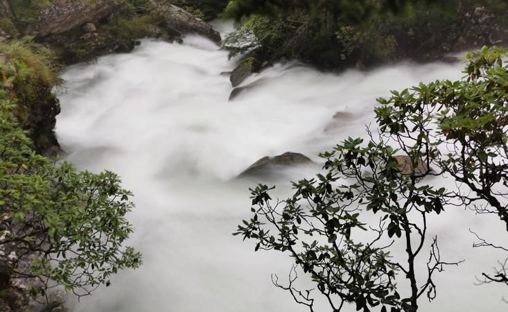 如何拍出雾化效果的水流,如何拍摄出流水模糊而静止人物清楚的照片图4