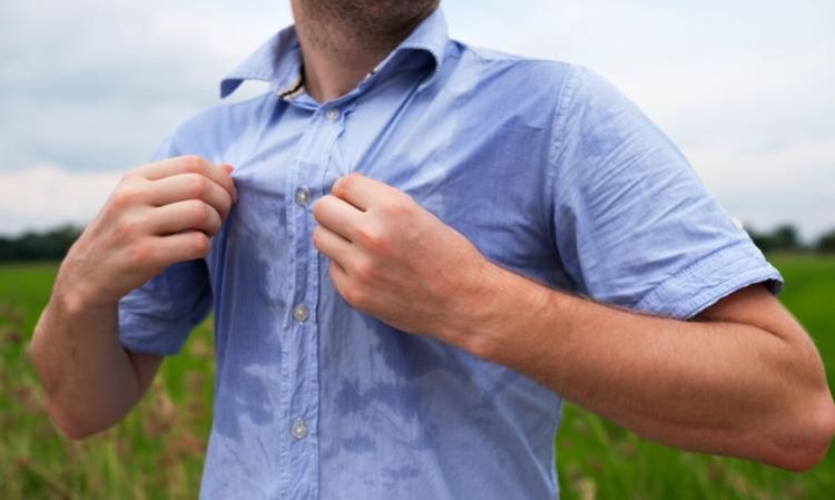 衣服出汗出的发黄洗不去怎么办,衣服上的汗渍发黄怎么去除小窍门图3