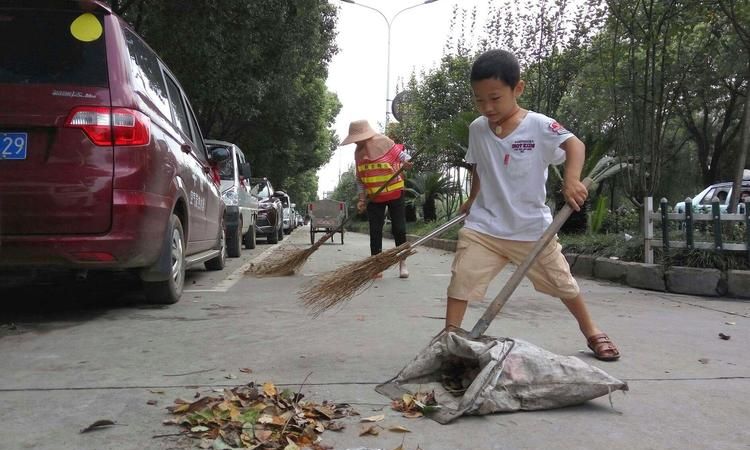 扫大街是什么意思,梦见扫垃圾的预兆图2