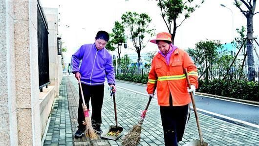 扫大街是什么意思,梦见扫垃圾的预兆图4