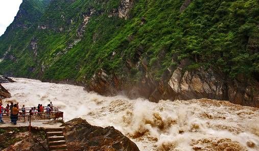 虎跳峡属于长江三峡,长江上最著名的峡谷景观图1