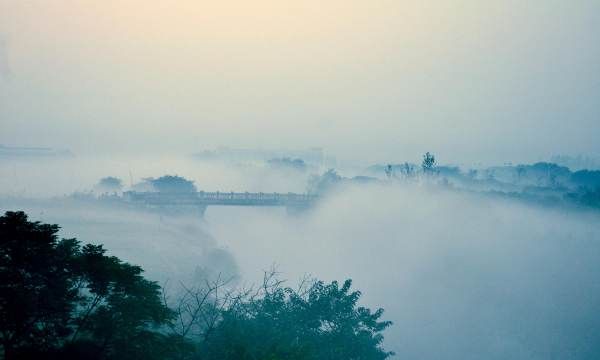 怎么样处理雾天拍摄的照片,在有大雾的天气出行会引起肺癌图1