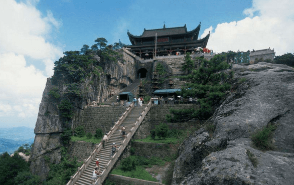 峨眉山是丹霞地貌,五一国内自驾游必去的0个地方推荐图6