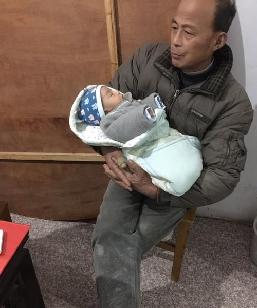 孩子刚满月能判给爸爸,朋友和老婆离婚了怎么去安慰他图1