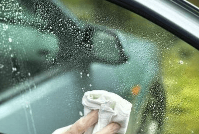 雨天汽车玻璃起雾怎么办,下雨天汽车前挡起雾怎么办图7