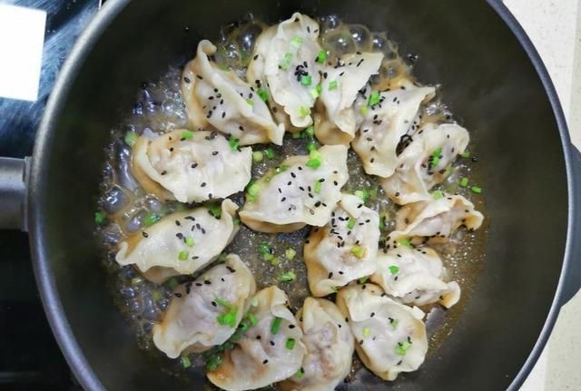 冻饺子煎饺怎么做,冻水饺怎么做脆皮煎饺好吃图9