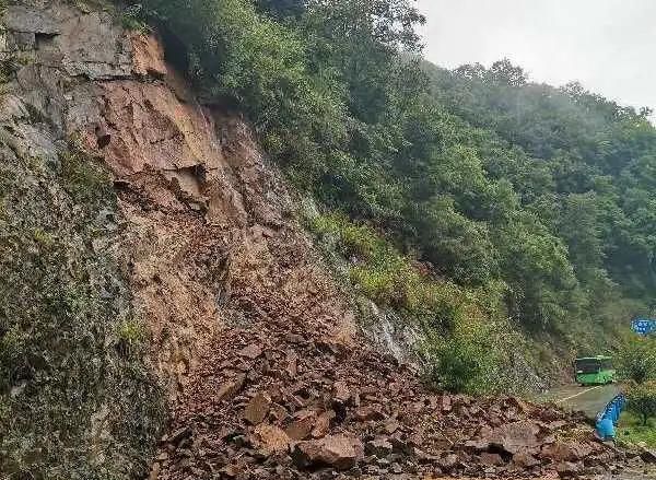 发生山体滑坡时向哪边跑最安全,发生山体滑坡时应向哪里跑迅速远离滑坡体