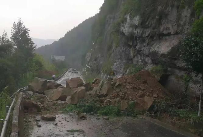 发生山体滑坡时向哪边跑最安全,发生山体滑坡时应向哪里跑迅速远离滑坡体图3