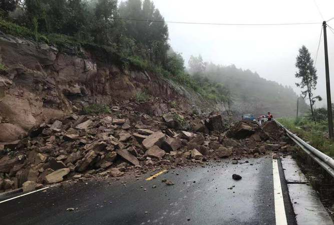 发生山体滑坡时向哪边跑最安全,发生山体滑坡时应向哪里跑迅速远离滑坡体图4